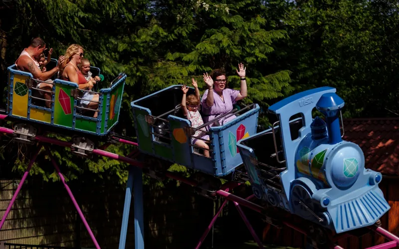 Gezin in de treinachtbaan bij Attractiepark Drouwenerzand